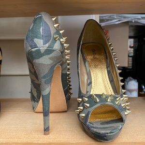 Army print woman’s heels with studs